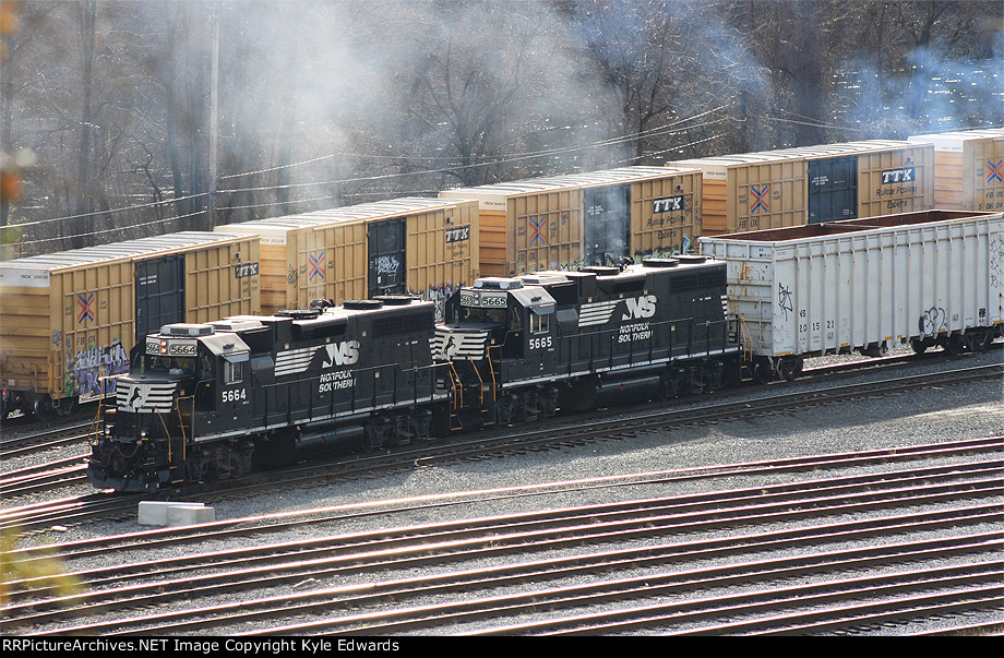 NS GP38-2 #5664 on H11